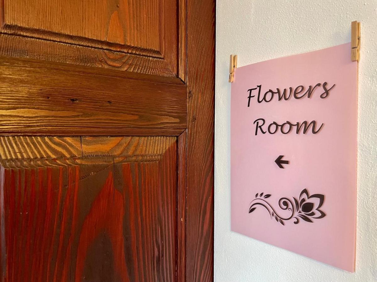 1912 - Flowers Room - Budget For Young ロカルノ エクステリア 写真